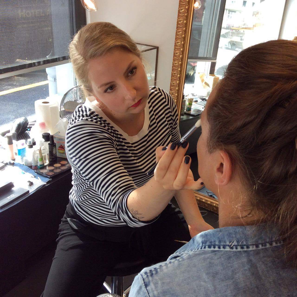 Makeup Artist Sandra Gimmel verrät auf sonrisa ihre besten Schmink-Tricks.