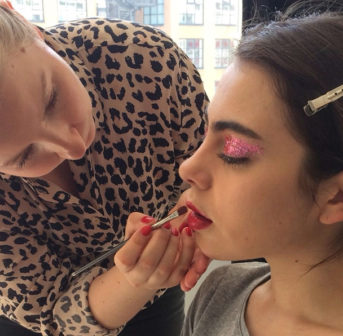 Makeup Artist Sandra Gimmel verrät auf sonrisa ihre besten Schmink-Tricks.