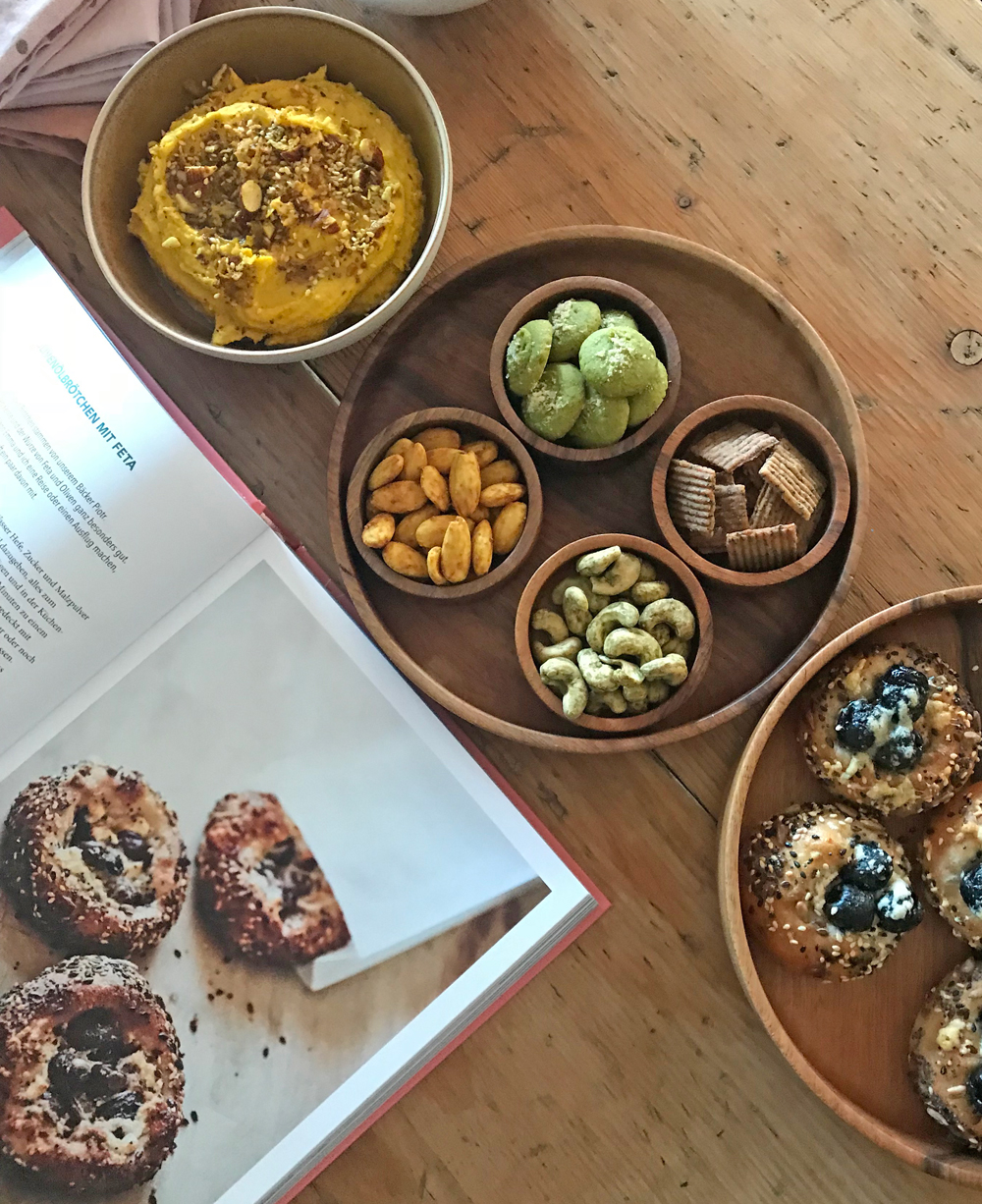Sterneköchin Tanja Grandits zeigt in ihrem sechsten Buch "Tanjas Kochbuch" eine Sammlung ihrer Lieblingsrezepte aus dem Alltag, die einfach zu machen sind - und köstlich schmecken! 