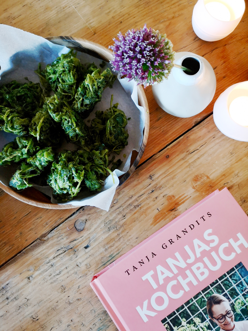 Sterneköchin Tanja Grandits zeigt in ihrem sechsten Buch "Tanjas Kochbuch" eine Sammlung ihrer Lieblingsrezepte aus dem Alltag, die einfach zu machen sind - und köstlich schmecken! 
