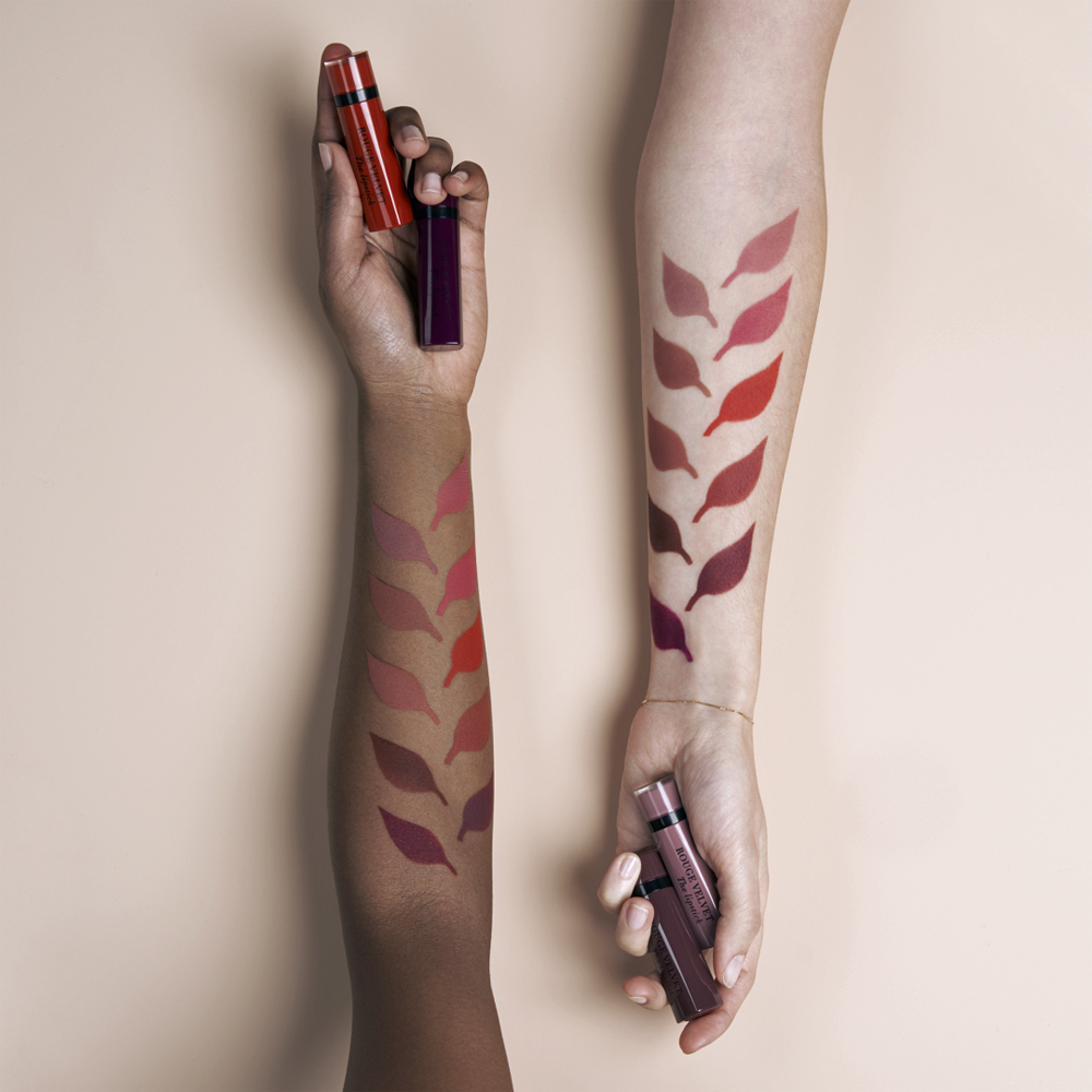 Fall for the new Rouge Velvet: Zehn winterliche Nuancen umfasst die neue Bourjois-Palette aus der Serie Rouge Velvet the Lipstick, die von sonrisa getestet wurde.