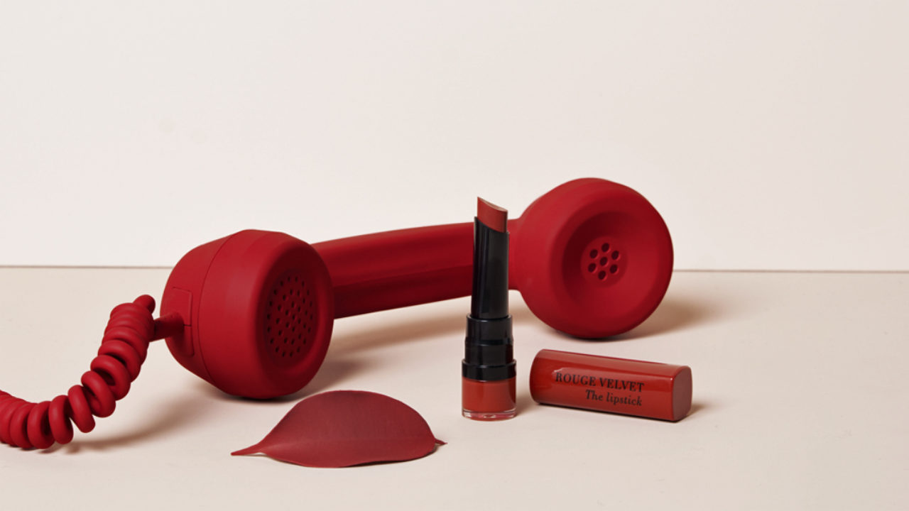 Fall for the new Rouge Velvet: Zehn winterliche Nuancen umfasst die neue Bourjois-Palette aus der Serie Rouge Velvet the Lipstick, die von sonrisa getestet wurde.