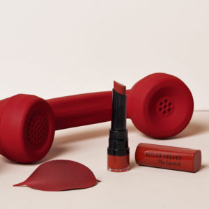 Fall for the new Rouge Velvet: Zehn winterliche Nuancen umfasst die neue Bourjois-Palette aus der Serie Rouge Velvet the Lipstick, die von sonrisa getestet wurde.