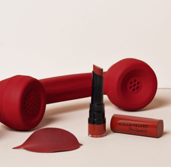 Fall for the new Rouge Velvet: Zehn winterliche Nuancen umfasst die neue Bourjois-Palette aus der Serie Rouge Velvet the Lipstick, die von sonrisa getestet wurde.