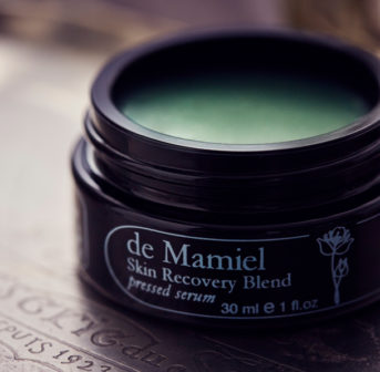 Winter is coming – und der neue Skin Recovery Blend von De Mamiel schützt Deine Haut davor.