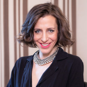 Geht schnell, ist total unkompliziert und braucht keine besonderen Styling-Fähigkeiten: sonrisa zeigt Dir in diesem Hairtutorial, wie Du einen glamourösen Party-Look stylst mit dem neuen Dyson Airwrap.
