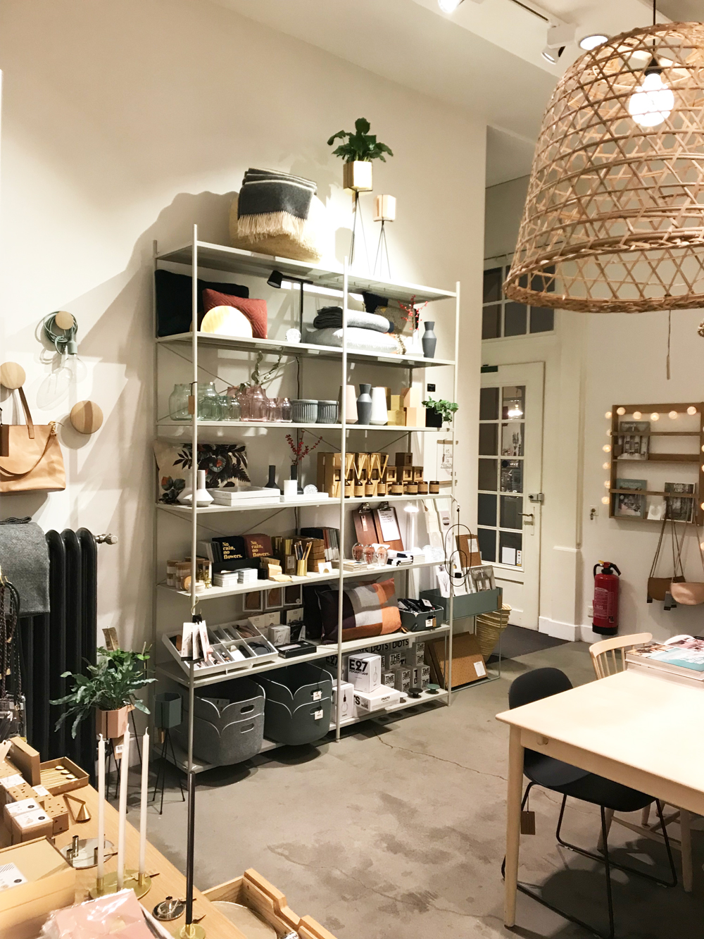 HEJKØH nennt sich das neue Lifestyle-Mekka in Basel, welches die beiden Begründerinnen Daniela Witzig und Claudine Kuhn-Köhler mit «ein bisschen Concept Store, ein bisschen Café, ein bisschen Boutique, ein bisschen Wohnzimmer und ein bisschen Atelier» umschreiben. 