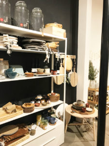 HEJKØH nennt sich das neue Lifestyle-Mekka in Basel, welches die beiden Begründerinnen Daniela Witzig und Claudine Kuhn-Köhler mit «ein bisschen Concept Store, ein bisschen Café, ein bisschen Boutique, ein bisschen Wohnzimmer und ein bisschen Atelier» umschreiben.