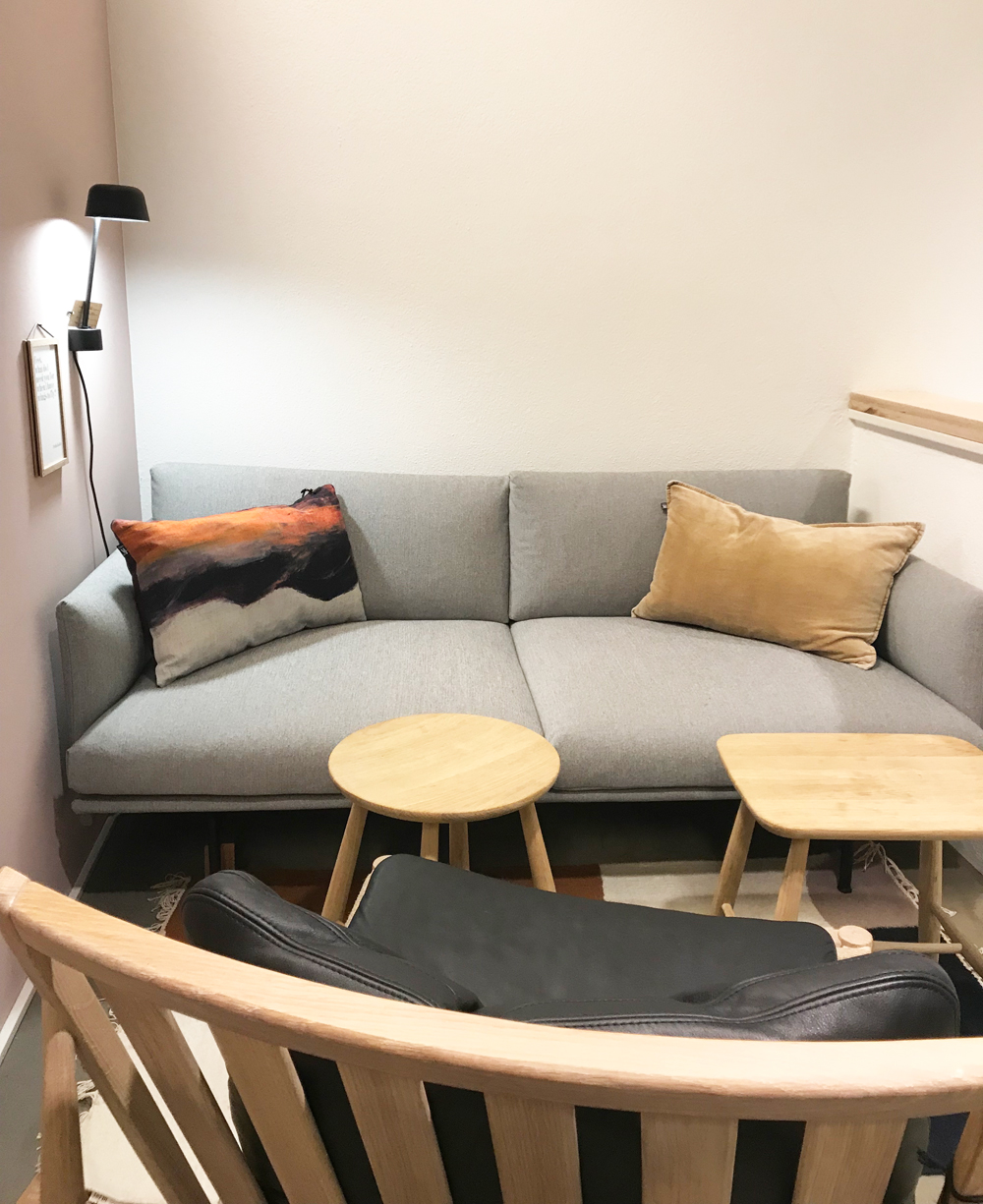 HEJKØH nennt sich das neue Lifestyle-Mekka in Basel, welches die beiden Begründerinnen Daniela Witzig und Claudine Kuhn-Köhler mit «ein bisschen Concept Store, ein bisschen Café, ein bisschen Boutique, ein bisschen Wohnzimmer und ein bisschen Atelier» umschreiben. 