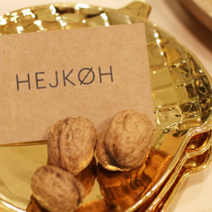 HEJKØH nennt sich das neue Lifestyle-Mekka in Basel, welches die beiden Begründerinnen Daniela Witzig und Claudine Kuhn-Köhler mit «ein bisschen Concept Store, ein bisschen Café, ein bisschen Boutique, ein bisschen Wohnzimmer und ein bisschen Atelier» umschreiben.