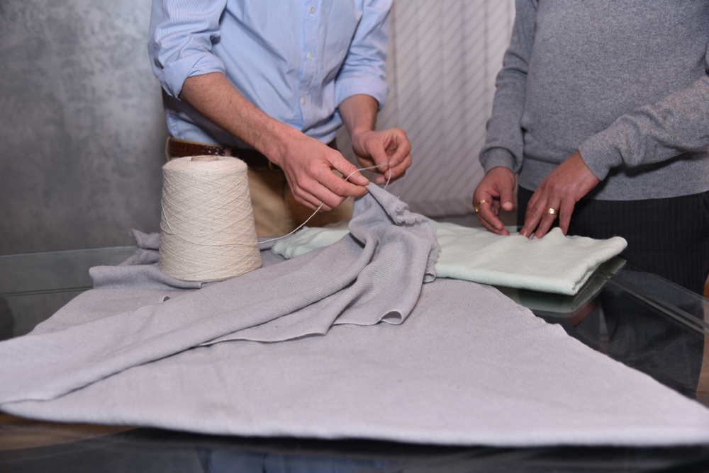 Über das Schweizer Startup manoli cashmere gibt es fair produzierte Kaschmir-Schals zu einem guten Preis. 