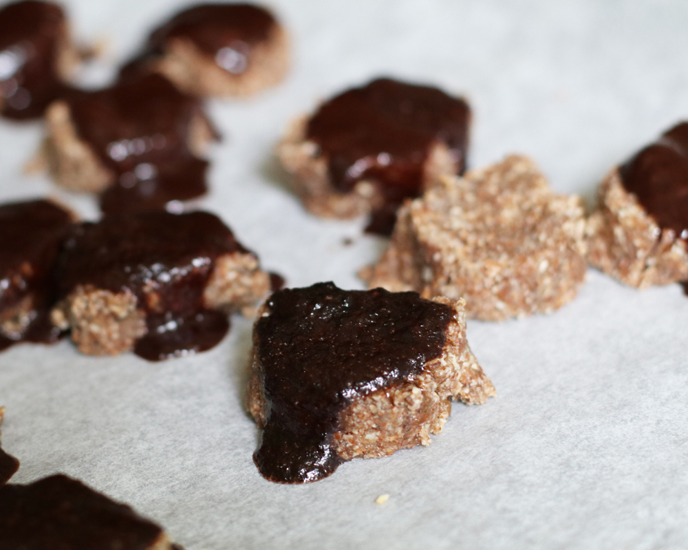 Sie schmecken unfassbar lecker, sind vegan, enthalten kein Mehl – und machen erst noch schön: die Zimt-Taler mit Chia-Samen nach einem Spezial-Rezept von sonrisa.