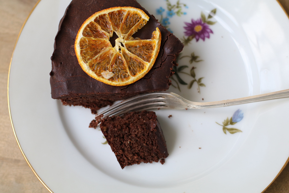 Ohne Zucker, ohne Gluten - und so fein: der weihnächtliche Schokoladenkuchen à là sonrisa.