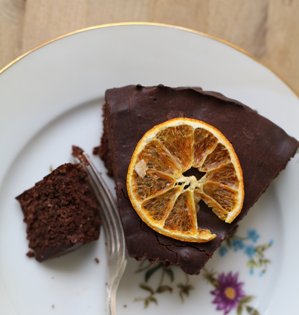 Ohne Zucker, ohne Gluten - und so fein: der weihnächtliche Schokoladenkuchen à là sonrisa.