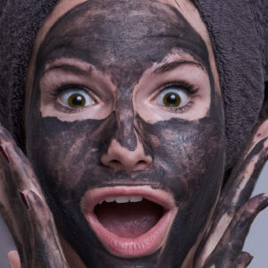 Welche Lebensmittel taugen etwas als Schönmacher aus dem Haushalt und von welchen Hacks sollte man die Finger lassen? Die Antworten dazu gibt es auf sonrisa.