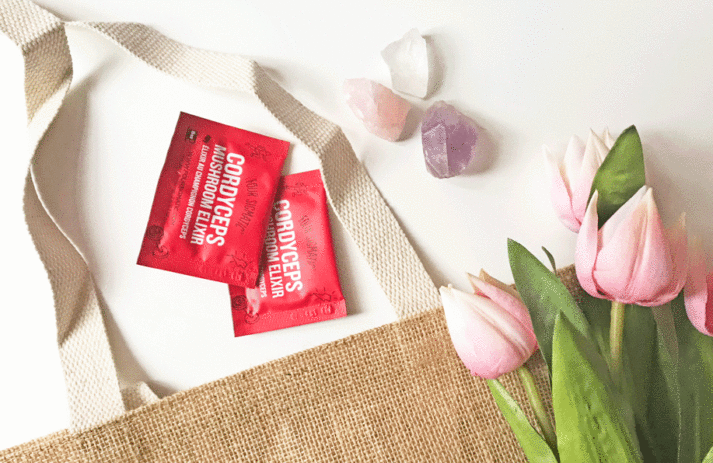 Wow! Von Four Sigmatic gibt es zwei Gesichtspflegeprodukte, die man essen oder auftragen kann.