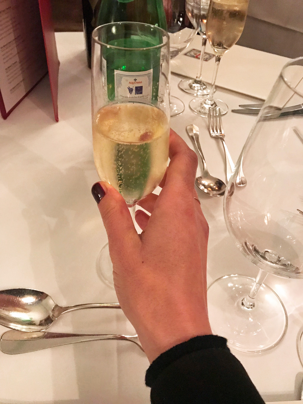 sonrisa war bei The Nail Bar in Basel und testete eine Maniküre mit UV-Lack von OPI.