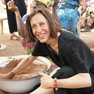 Du wolltest schon immer mal einen exklusiven Blick hinter die Kulissen der Beauty-Industrie werfen? Kannst Du haben, denn heute reisen wir mit sonrisa nach Ghana und besuchen die Tungteiya-Frauen, bei welchen The Body Shop seit 25 Jahren die Shea Butter für die verschiedenen Produkte bezieht.