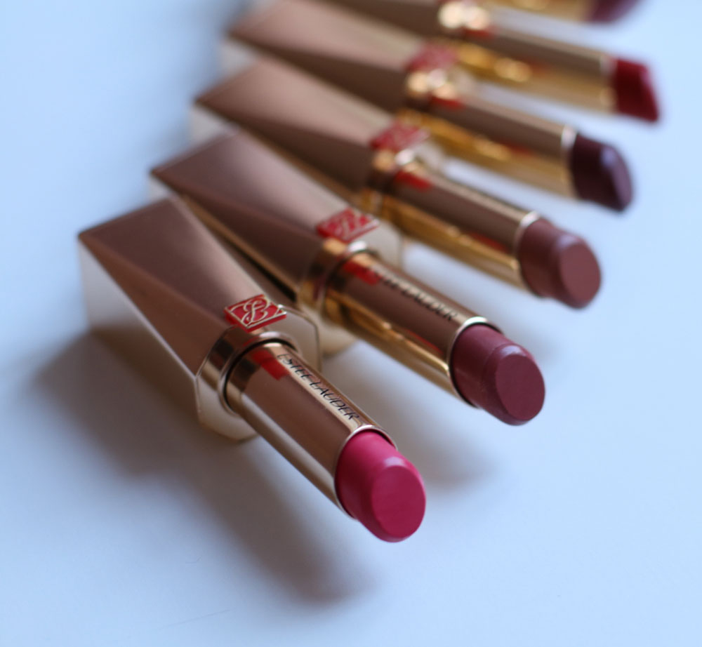 Die Estée Lauder Pure Color Desiree Rouge Excess Lipsticks sind besonders hoch pigmentiert und bringen die Glückshormone von Lippenstift-Fans zu Hüpfen.