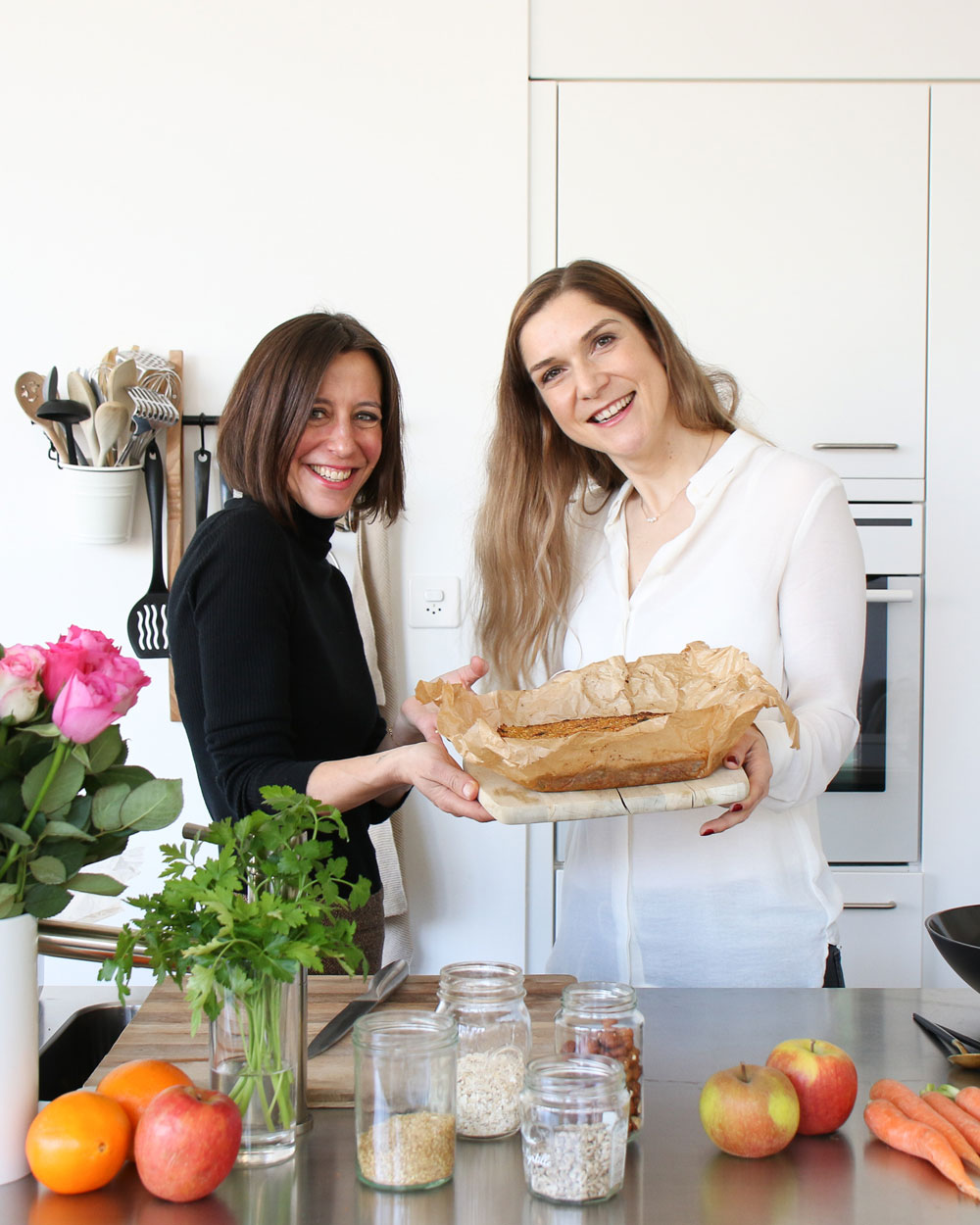 Mrs Flury und sonrisa schwingen die Kochlöffel und zeigen Dir, wie man gesunde Müesliriegel mit Beauty-Bonus macht. 