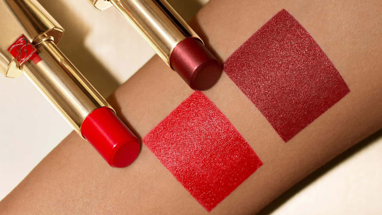 Die Estée Lauder Pure Color Desiree Rouge Excess Lipsticks sind besonders hoch pigmentiert und bringen die Glückshormone von Lippenstift-Fans zu Hüpfen.