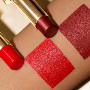 Die Estée Lauder Pure Color Desiree Rouge Excess Lipsticks sind besonders hoch pigmentiert und bringen die Glückshormone von Lippenstift-Fans zu Hüpfen.