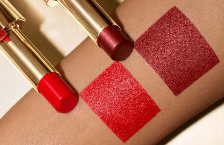 Die Estée Lauder Pure Color Desiree Rouge Excess Lipsticks sind besonders hoch pigmentiert und bringen die Glückshormone von Lippenstift-Fans zu Hüpfen.