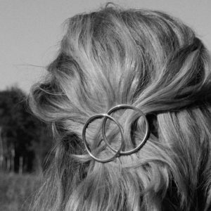 Die Haarspangen von Studio Mason sind ein stylischer Helfer bei Frisen-Krisen.