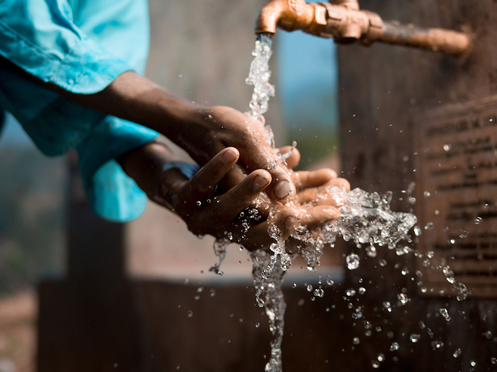 Zum alljährlichen Aveda Earth Month hat sich Aveda 2019 der Wohltätigkeitsorganisation charity: water zusammen getan, die Wasserprojekte rund um die Welt ermöglicht. Auch Du kannst helfen durch den Kauf eines limitierten Shampure Body- and Handwash von Aveda.