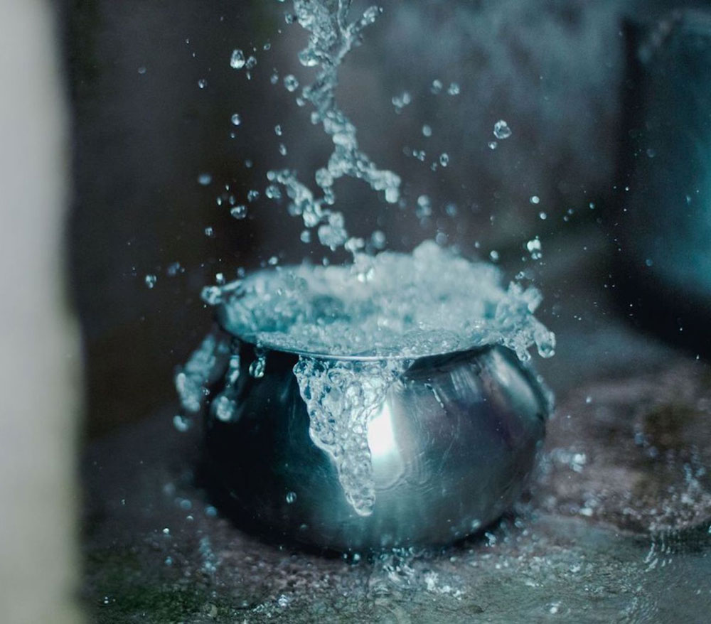 Zum alljährlichen Aveda Earth Month hat sich Aveda 2019 der Wohltätigkeitsorganisation charity: water zusammen getan, die Wasserprojekte rund um die Welt ermöglicht. Auch Du kannst helfen durch den Kauf eines limitierten Shampure Body- and Handwash von Aveda.
