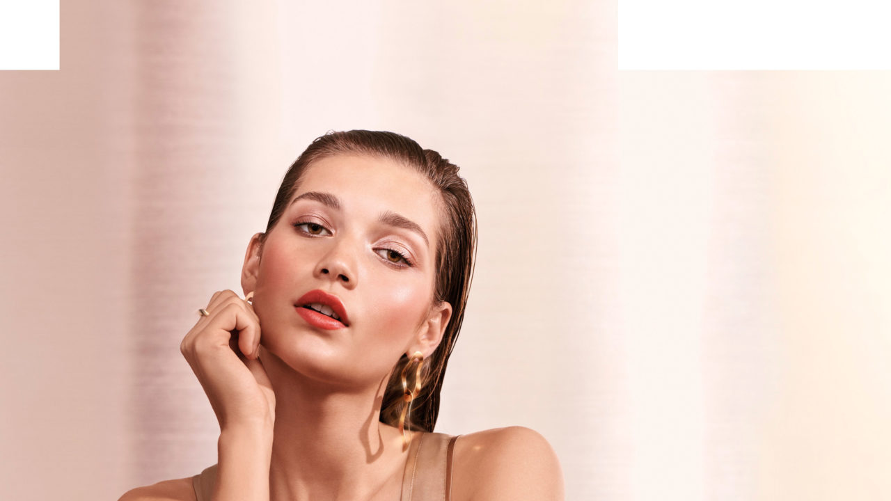 Mach Dich auf einen heissen Sommer gefasst: Inspriert vom goldenen Licht langer Sommertage entstand die Bobbi Brown Sommerkollektion Beach Metals.