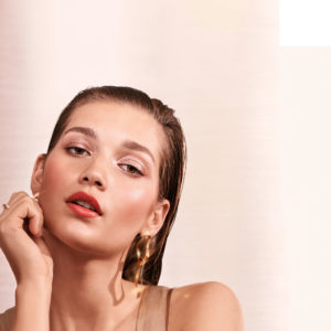 Mach Dich auf einen heissen Sommer gefasst: Inspriert vom goldenen Licht langer Sommertage entstand die Bobbi Brown Sommerkollektion Beach Metals.