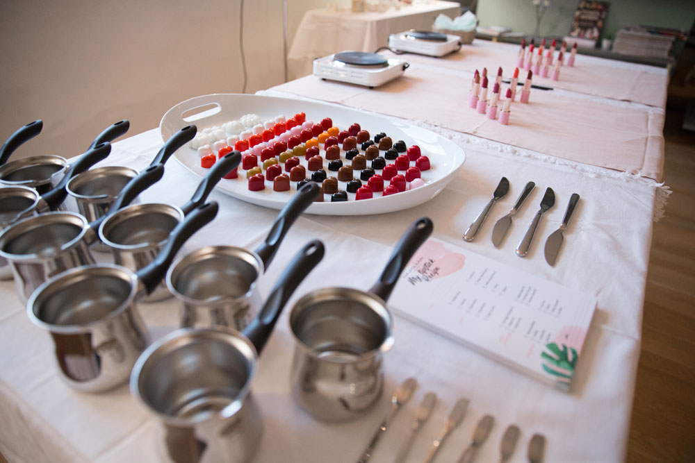 Mit der Lancierung einer komplett überarbeiteten Makeup-Kollektion feiert Naj Oleari ein fulminantes Comeback.