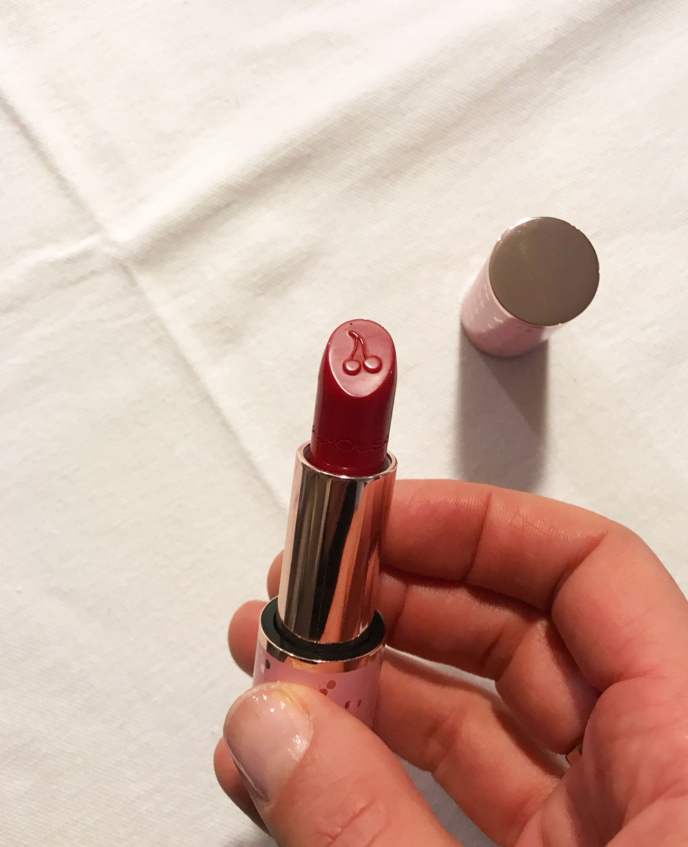 Mit der Lancierung einer komplett überarbeiteten Makeup-Kollektion feiert Naj Oleari ein fulminantes Comeback.