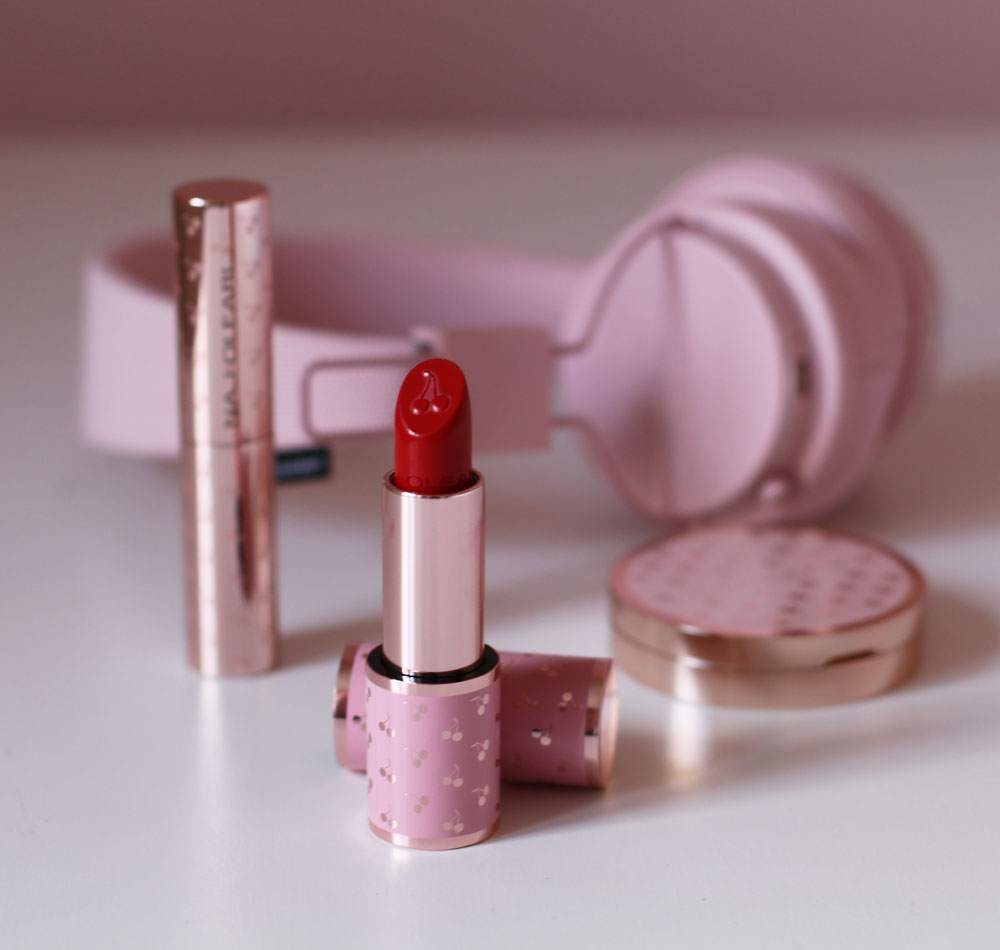 Mit der Lancierung einer komplett überarbeiteten Makeup-Kollektion feiert Naj Oleari ein fulminantes Comeback.