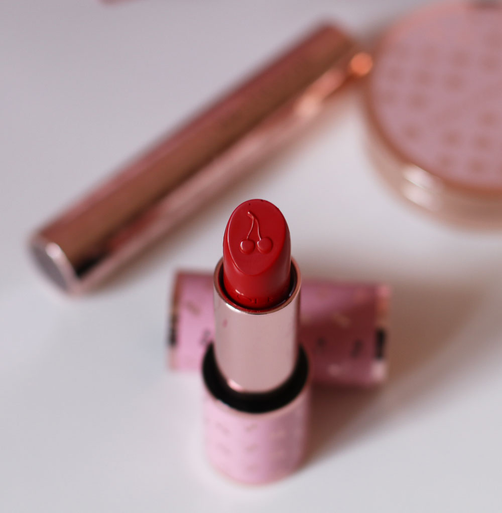 Mit der Lancierung einer komplett überarbeiteten Makeup-Kollektion feiert Naj Oleari ein fulminantes Comeback.