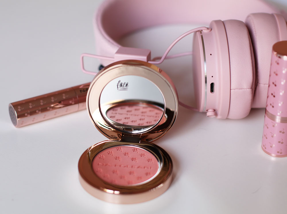 Mit der Lancierung einer komplett überarbeiteten Makeup-Kollektion feiert Naj Oleari ein fulminantes Comeback.