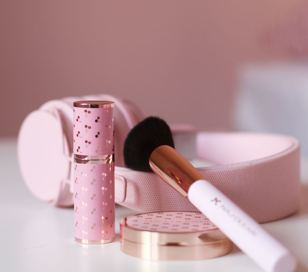 Mit der Lancierung einer komplett überarbeiteten Makeup-Kollektion feiert Naj Oleari ein fulminantes Comeback.