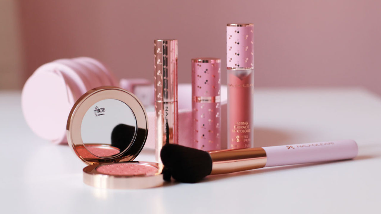 Mit der Lancierung einer komplett überarbeiteten Makeup-Kollektion feiert Naj Oleari ein fulminantes Comeback.