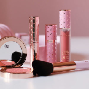Mit der Lancierung einer komplett überarbeiteten Makeup-Kollektion feiert Naj Oleari ein fulminantes Comeback.