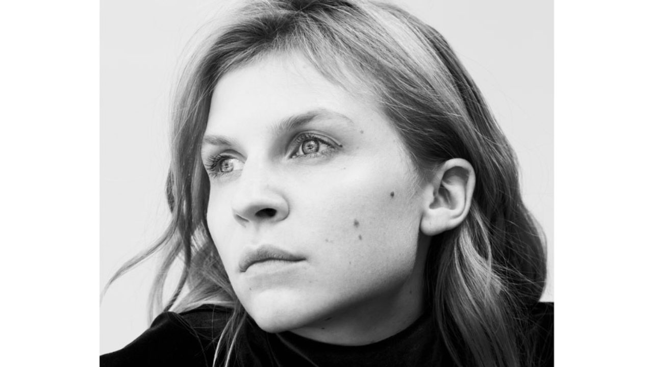 Shiseido-Botschafterin Clémence Poesy redet im Interview mit sonrisa über ihre Pflegerituale und warum Zeichnen für sie das grosse Glück bedeutet.