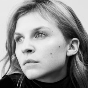Shiseido-Botschafterin Clémence Poesy redet im Interview mit sonrisa über ihre Pflegerituale und warum Zeichnen für sie das grosse Glück bedeutet.