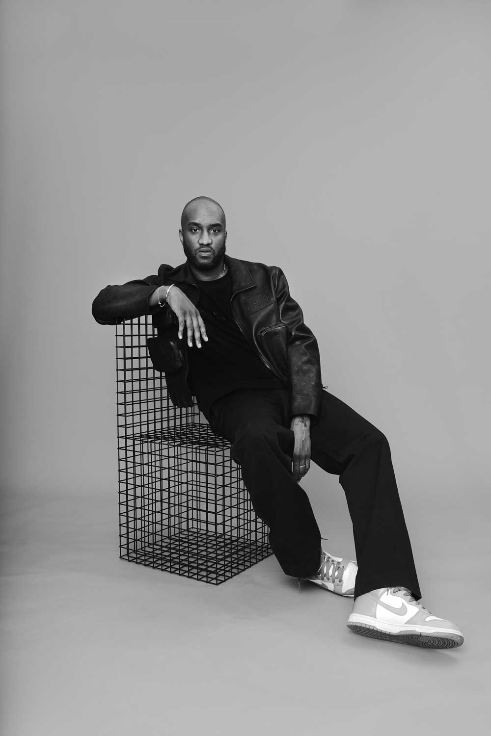 Lifestyle-Guru und Trendsetter Virgil Abloh macht mit der limited edition von evian den Griff zur Wasserflasche besonders stylish.