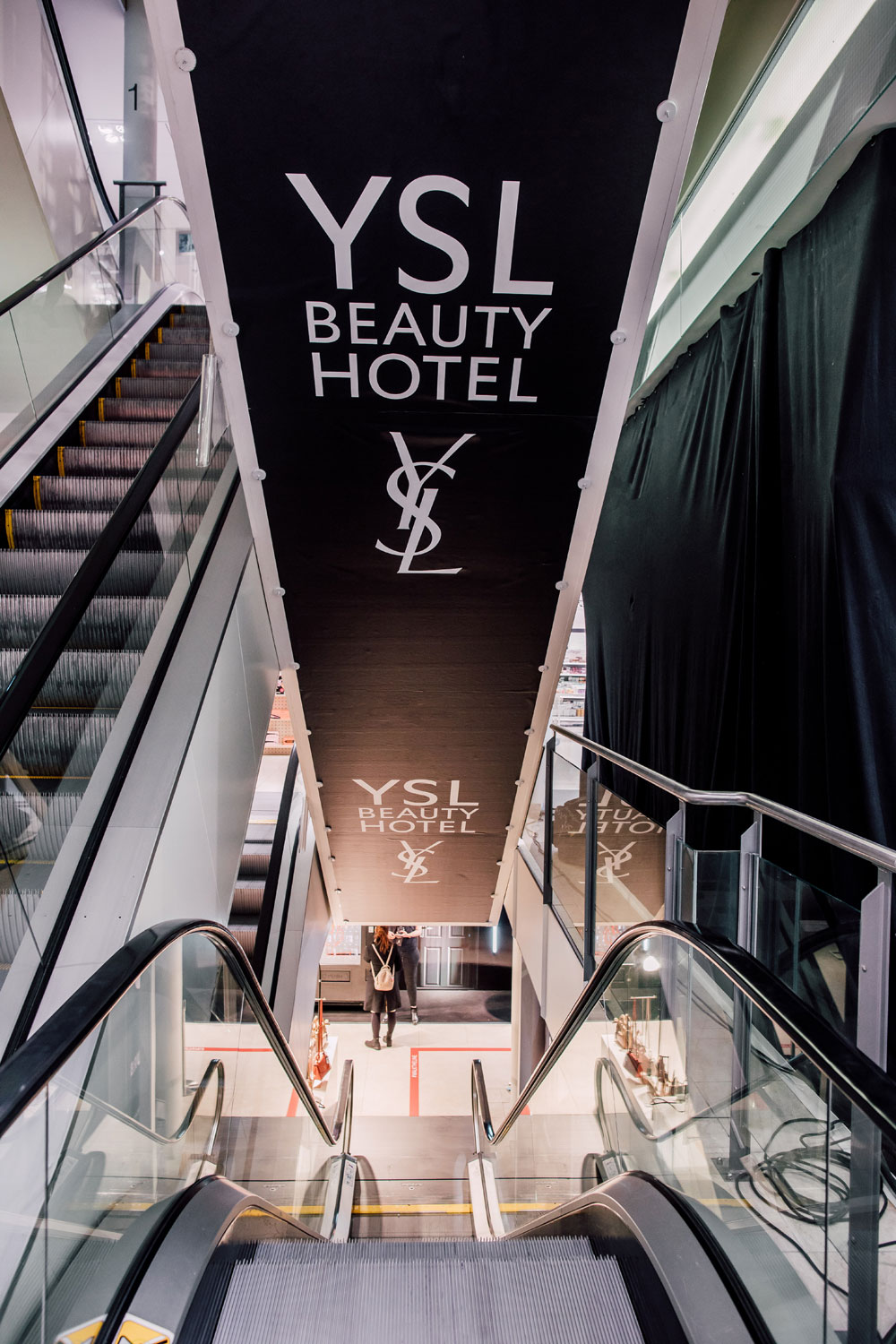 Noch bis zum 13. April kann man bei Manor Zürich im YSL Beauty Hotel einchecken und dabei ins Beauty-Universum des Luxusbrands eintauchen.