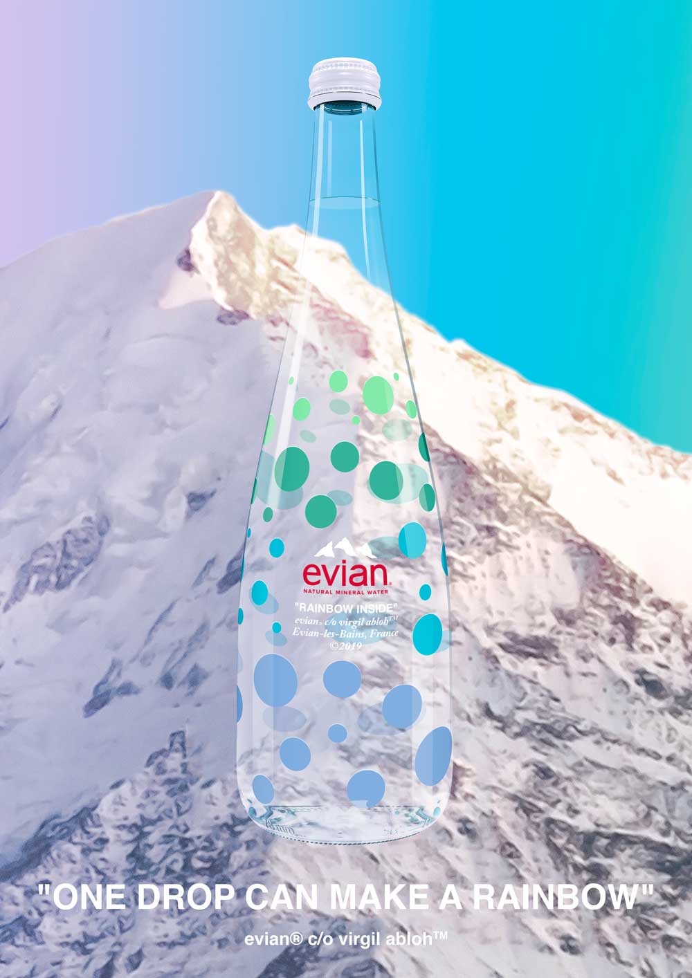 Lifestyle-Guru und Trendsetter Virgil Abloh macht mit der limited edition von evian den Griff zur Wasserflasche besonders stylish. 