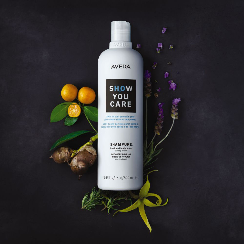 Zum alljährlichen Aveda Earth Month hat sich Aveda 2019 der Wohltätigkeitsorganisation charity: water zusammen getan, die Wasserprojekte rund um die Welt ermöglicht. Auch Du kannst helfen durch den Kauf eines limitierten Shampure Body- and Handwash von Aveda.