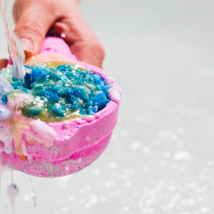 Lush feiert das 30. Jubiläum der Badekugeln und auf sonrisa gibt es aus diesem Anlass die 20 besten Fun Facts über den runden Beauty-Knüller für die Wanne.