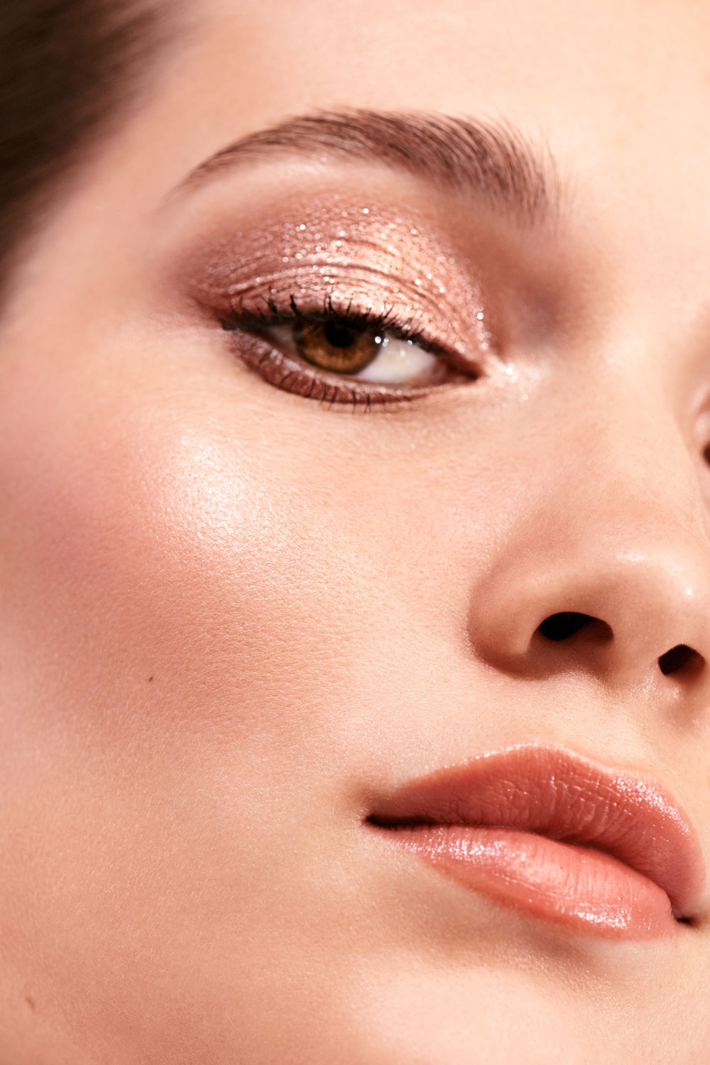 Mach Dich auf einen heissen Sommer gefasst: Inspriert vom goldenen Licht langer Sommertage entstand die Bobbi Brown Sommerkollektion Beach Metals. 