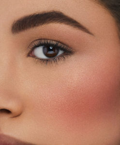 Die Kombination aus anrüchigem (und unverwechselbarem) Namen und hoher Qualität machen den Nars Orgasm seit 20 Jahren zum Must-Have von Makeup-Fans auf der ganzen Welt, darunter viele Promis!