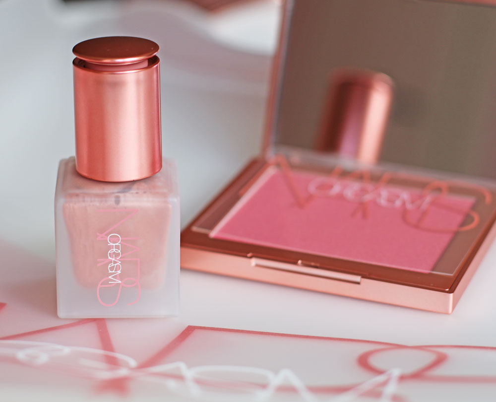 Die Kombination aus anrüchigem (und unverwechselbarem) Namen und hoher Qualität machen den Nars Orgasm seit 20 Jahren zum Must-Have von Makeup-Fans auf der ganzen Welt, darunter viele Promis!